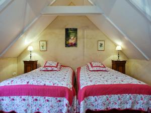 two beds in a room in the attic at Breton Escape in Querrien in Coatviller