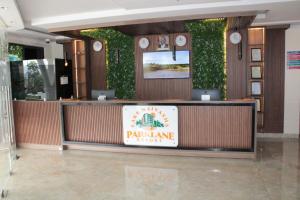 un hall d'hôtel avec un panneau de pandémie dans un bâtiment dans l'établissement Lake Naivasha Parklane Resort, à Munyu