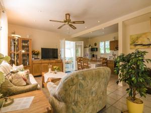 a living room with a couch and a dining room at Caves & Castles Escape in Nadaillac-de-Rouge