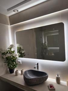Un baño con un lavabo negro y un espejo. en Horizonte 22 Sea view relax in luxury, en Los Cristianos