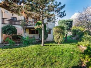une vue extérieure d'une maison avec cour dans l'établissement Apartment in Agay near the Beach, à Saint-Raphaël