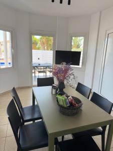 Una televisión o centro de entretenimiento en Villa Quadralea