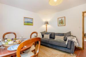 un salon avec un canapé et une table dans l'établissement Southside Cottage, à Neenton