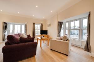 Una sala de estar con dos sofás y un televisor. en Sea View - Saundersfoot, en Saundersfoot