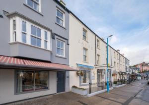 una fila de edificios en una calle de la ciudad en Sea View - Saundersfoot, en Saundersfoot