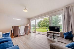 TV a/nebo společenská místnost v ubytování Summer Breeze - Saundersfoot