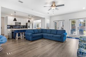 Khu vực ghế ngồi tại Wolf Bay Hangout
