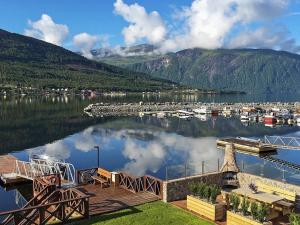 Blick auf einen Yachthafen mit Booten im Wasser in der Unterkunft 6 person holiday home in EIDSVÅG-By Traum in Eidsvåg