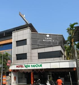 un bâtiment avec une enseigne sur la façade dans l'établissement LlBRA REGENCY, à Guruvāyūr