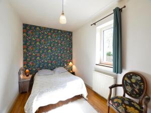 ein Schlafzimmer mit einem Bett mit Blumentapete in der Unterkunft Loubejac Garden Escape in Saint-Cernin-de-lʼHerm