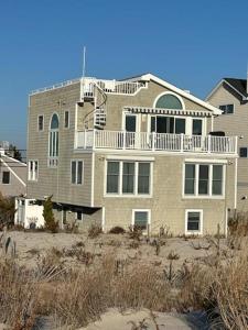 Gambar di galeri bagi Beautful Brant Beach Ocean Front Contemporary With Sweeping Views Of The Atlantic Ocean Direct Access To The Beach 14019 di Brant Beach