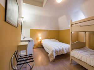 een slaapkamer met 2 stapelbedden en een spiegel bij Oostduinkerke Forestside Villa in Oostduinkerke