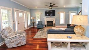 Una sala de estar con un sofá y una chimenea. en 1036 Maryland Ave, en Cape May