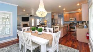 Una cocina y un comedor con mesa y sillas. en 1036 Maryland Ave, en Cape May