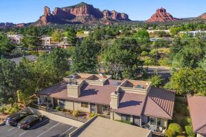 eine Luftaufnahme eines Hauses mit Bergen im Hintergrund in der Unterkunft Private Sedona Home with Pool, Golf, Pickleball in Sedona
