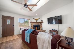 ein Wohnzimmer mit Couch und Kamin in der Unterkunft Private Sedona Home with Pool, Golf, Pickleball in Sedona