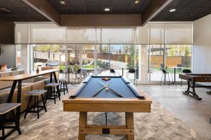 Meja biliard di Charming Studio in Historic Five Points South 07 +24 gambar
