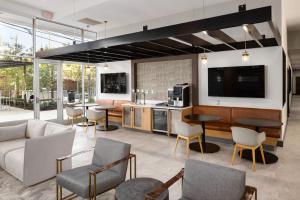Televisyen dan/atau pusat hiburan di Charming Studio in Historic Five Points South 10