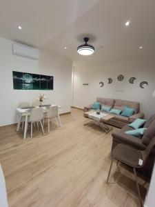 un salon avec un canapé et une table dans l'établissement Apartamentos Luz de Luna B, à Churriana de la Vega 23 autres photos