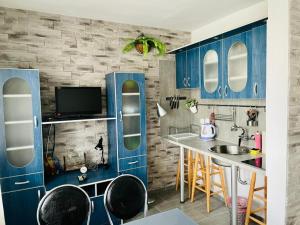 Una cocina con gabinetes azules y un fregadero. en Bravo 1, en Sunny Beach 13 fotos más