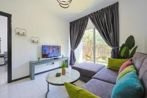 TV a/nebo společenská místnost v ubytování Happy Nest Cameron Highland 10 Pax Family Homestay Clover Home 5-23