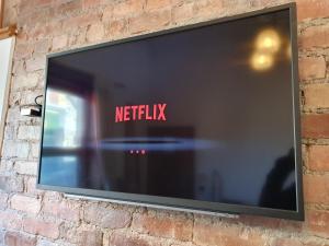 Televisyen dan/atau pusat hiburan di F1 MAISON 108 - Holiday Home - Full Kitchen - Street FREE PARKING, NETFLIX - 68Mbps BT WIFI - DVD's - Welcome Tray - By Corner from Gavin n Stacey Film House