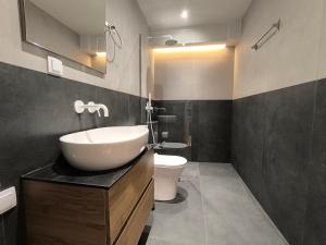 Vannituba majutusasutuses Tandalidou Urban Vibes by Proliving Hospitality +83 fotot