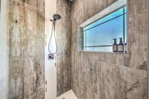 Un baño con ducha con ventana. en CIELO Modern Pool Oasis, Pickleball, Dog Friendly, en Las Vegas 68 fotos más