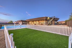 una cerca blanca frente a una casa con patio en CIELO Modern Pool Oasis, Pickleball, Dog Friendly, en Las Vegas