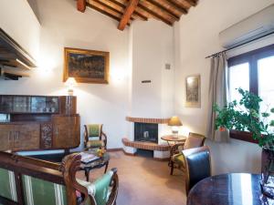 uma sala de estar com lareira e uma mesa e cadeiras em Capalbio - Retreat em Capalbio
