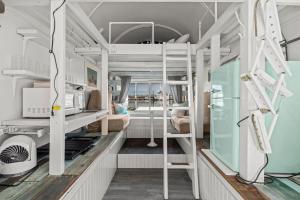 フィラデルフィアにあるNauti and Nice The Love Shackの二段ベッドとキッチンが備わる客室です。