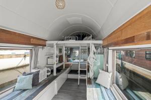 フィラデルフィアにあるNauti and Nice The Love Shackのベッドと窓のあるRVの内部ビュー