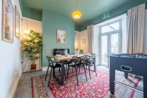 a dining room with a table and chairs at Emerald House by Tŷ SA in Newport
