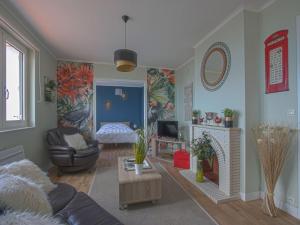 un soggiorno con un divano e una poltrona di Apartment in Arromanches near Gold Beach ad Arromanches-les-Bains
