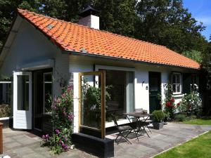 Κήπος έξω από το Beautiful holiday home Zeeroos in Zeeland