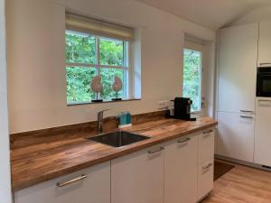 Η κουζίνα ή μικρή κουζίνα στο Beautiful holiday home Zeeroos in Zeeland