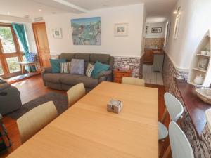 ペンザンスにあるMill House Barnのテーブルとソファのあるリビングルーム