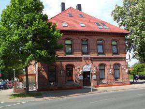 un edificio de ladrillo rojo con techo rojo en Hotel Klappenburg en Hannover