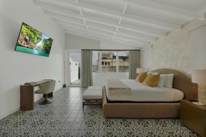 a bedroom with a bed and a desk in it at Hotel Milano in San Juan