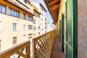 Aussicht vom Balkon eines Gebäudes in der Unterkunft GuestHost - Ponte Vecchio Charming Apartments in Florenz