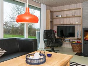 Televisyen dan/atau pusat hiburan di 8 person holiday home in Ebeltoft-By Traum