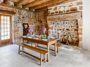 Μια τηλεόραση ή/και κέντρο ψυχαγωγίας στο Beautiful holiday home with pool in Teillots