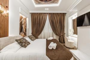 ein Schlafzimmer mit einem weißen Bett und einem großen Fenster in der Unterkunft La Bella Trevi in Rom + 55 Fotos