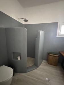 un bagno con un water bianco e un lavandino di YERODABELO Traditional Family Mansion a Naxos Chora
