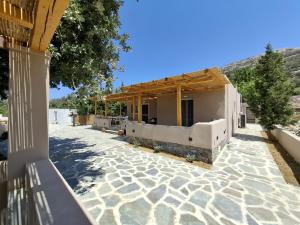 una casa in mezzo a un patio in pietra di YERODABELO Traditional Family Mansion a Naxos Chora Altre 9 foto