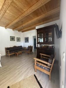 un soggiorno con divano e pianoforte di YERODABELO Traditional Family Mansion a Naxos Chora