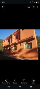 un'immagine di un edificio su un sito web di Casa moderna em meio à natureza a Ouro Preto