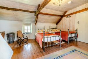 1 Schlafzimmer mit 2 Betten in einem Zimmer mit Holzböden in der Unterkunft Tanybryn Cottage in Llangeitho