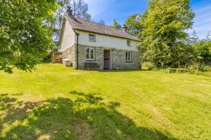 ein altes Steinhaus mit großem Hof in der Unterkunft Tanybryn Cottage in Llangeitho