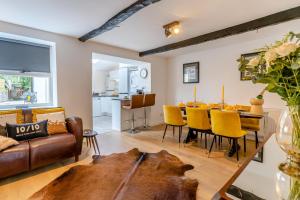 un salon avec un canapé et une table dans l'établissement Rose Cottage - Crickhowell, à Crickhowell